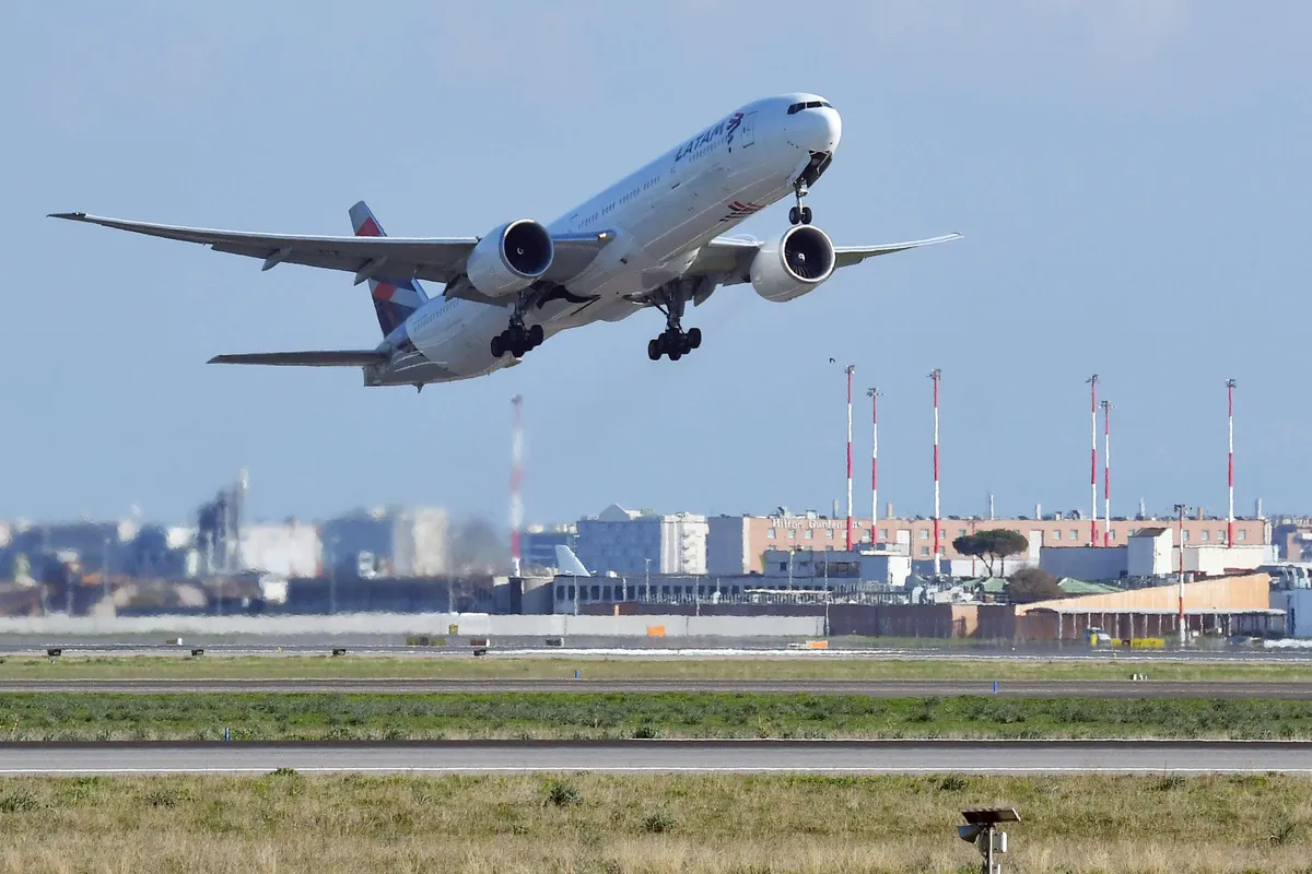 Lentäjien laskuvirhe oli käydä kalliiksi – Boeing-matkustajakoneen hurja vaaratilanne tallentui videolle