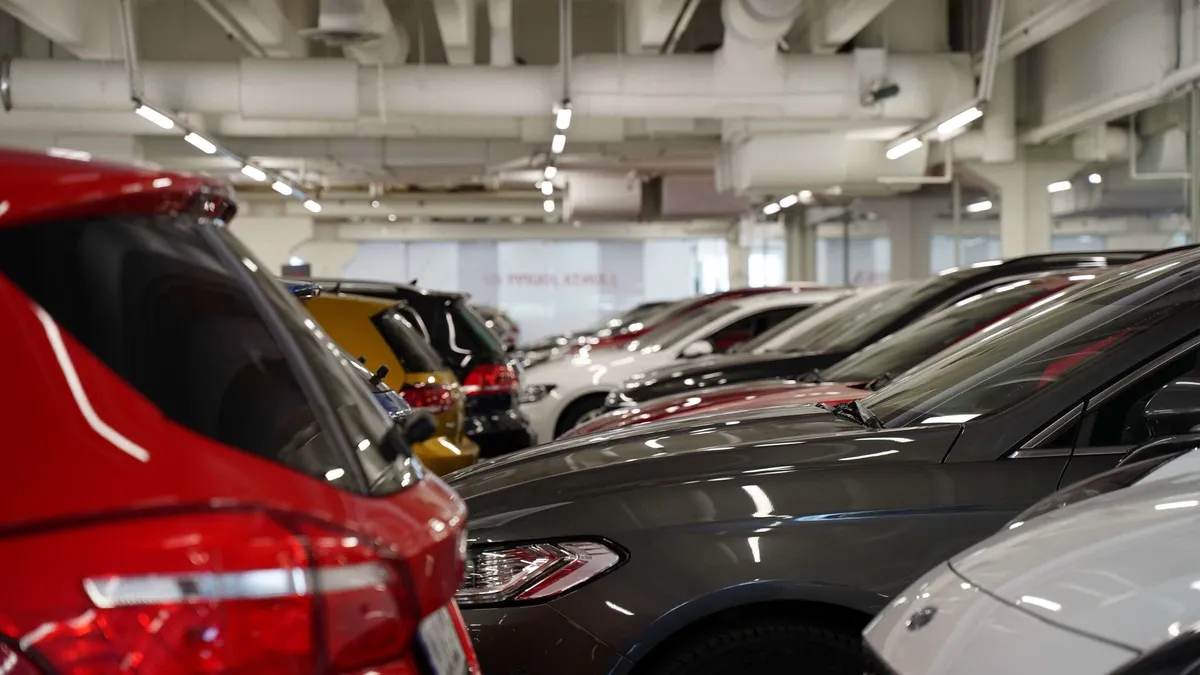 naiset-ja-miehet-suosivat-eri-automerkkej-autokaupan-tilasto