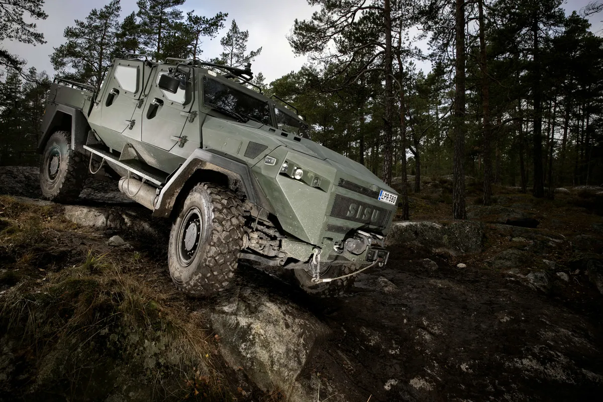 Armeija ostaa sisulta l hes 20 miljoonalla eurolla panssariajoneuvoja