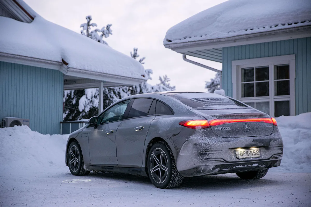 Electric Cars in Extreme Temperatures A Review of Their Performance