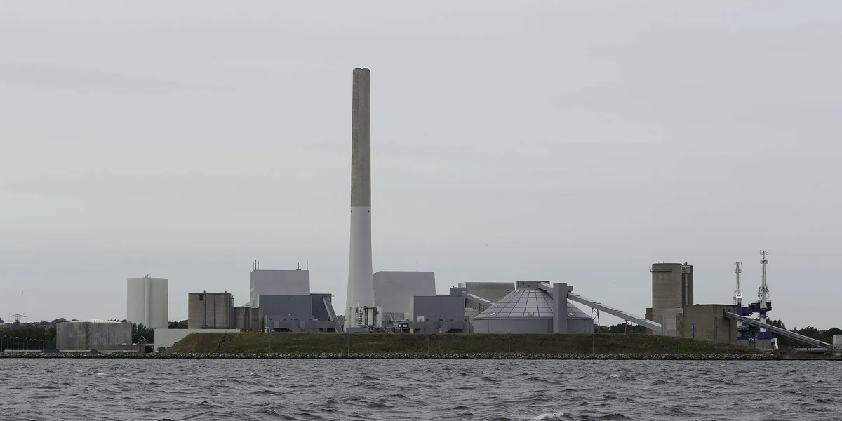 A huge power plant has been burning in Denmark for 3 weeks already – The smell has spread up to 50 kilometers away