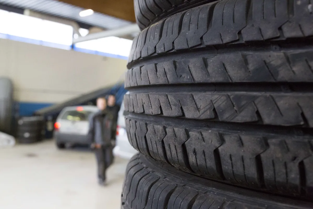Kahden auton kotitaloudet tekevät yleensä pahan virheen rengaskaupoilla – Syynä yleinen ajatusharha