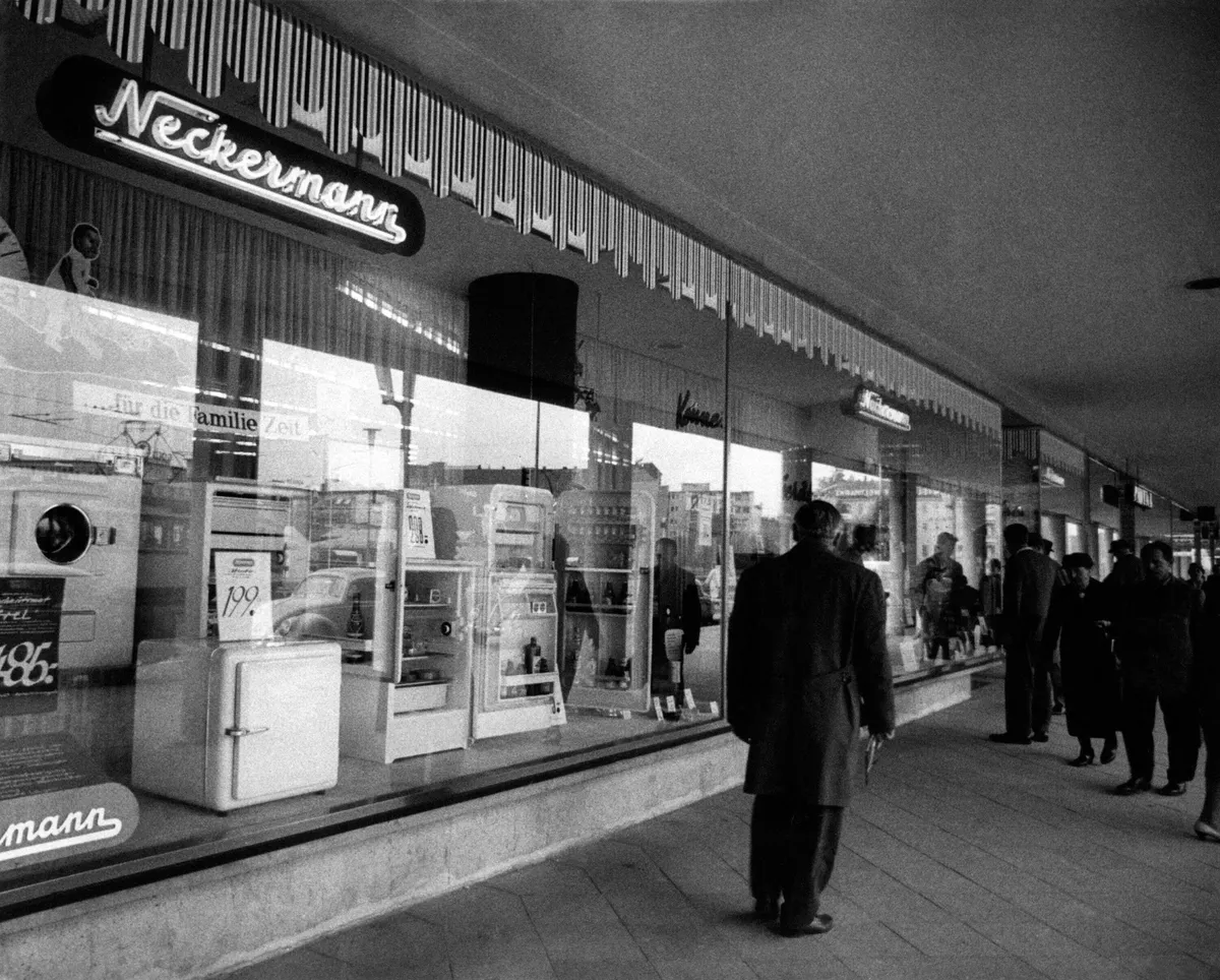 Tiesitkö? Mikroaaltouunin keksi asevalmistaja Raytheonin työntekijä  vahingossa 1945 – Nämä 8 keksintöä ovat tuttuja joka kodista |  Tekniikka&Talous