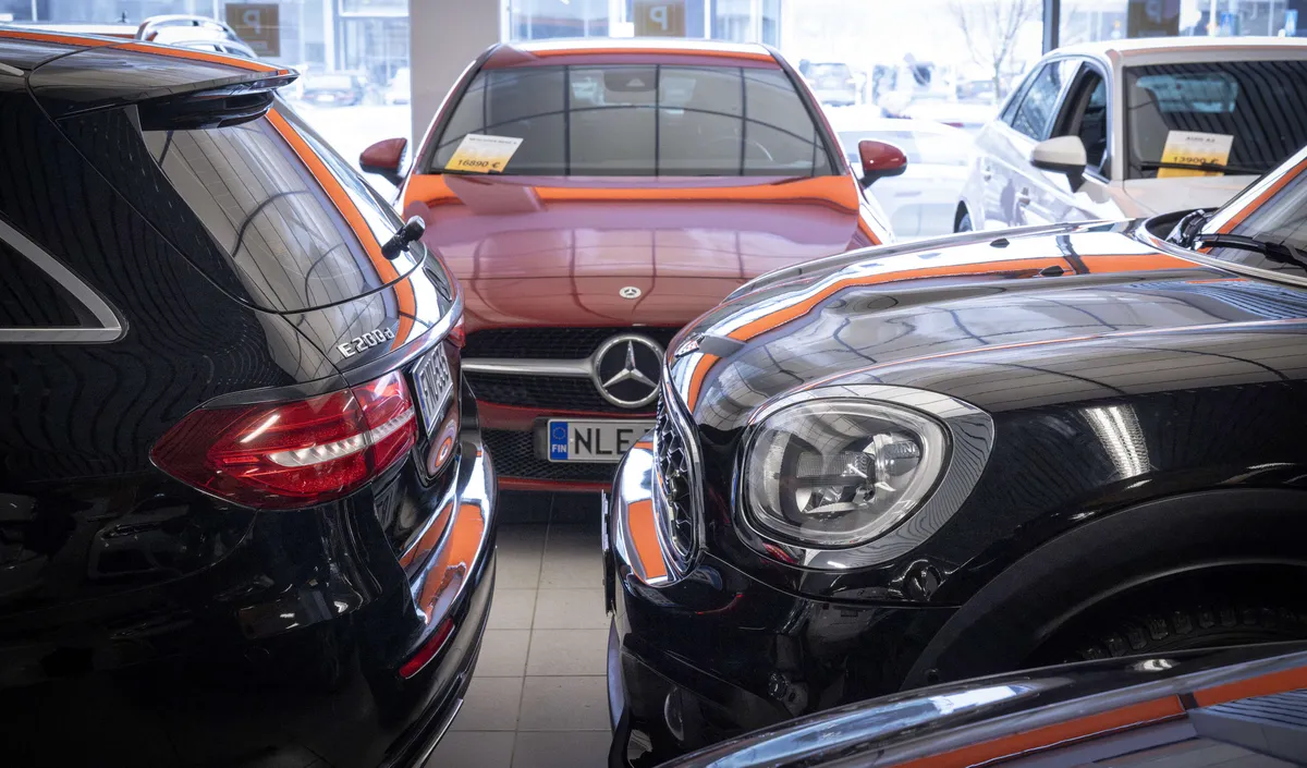 Näin kallis bensa mullistaa nyt autokauppaa – Selvitimme, millaisille vaihtoautoille riittää kysyntää