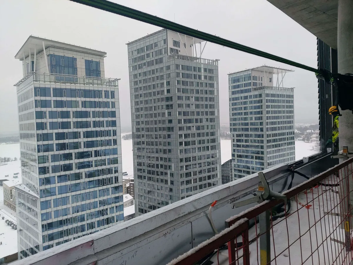 Kone kehitti uudenlaisen hissin Kalasataman yli 100-metrisiä  pilvenpiirtäjiä varten – Uusimmasta tornista puuttuvat rakentajien  helpotukseksi parvekkeet ja viherhuoneet | Tekniikka&Talous