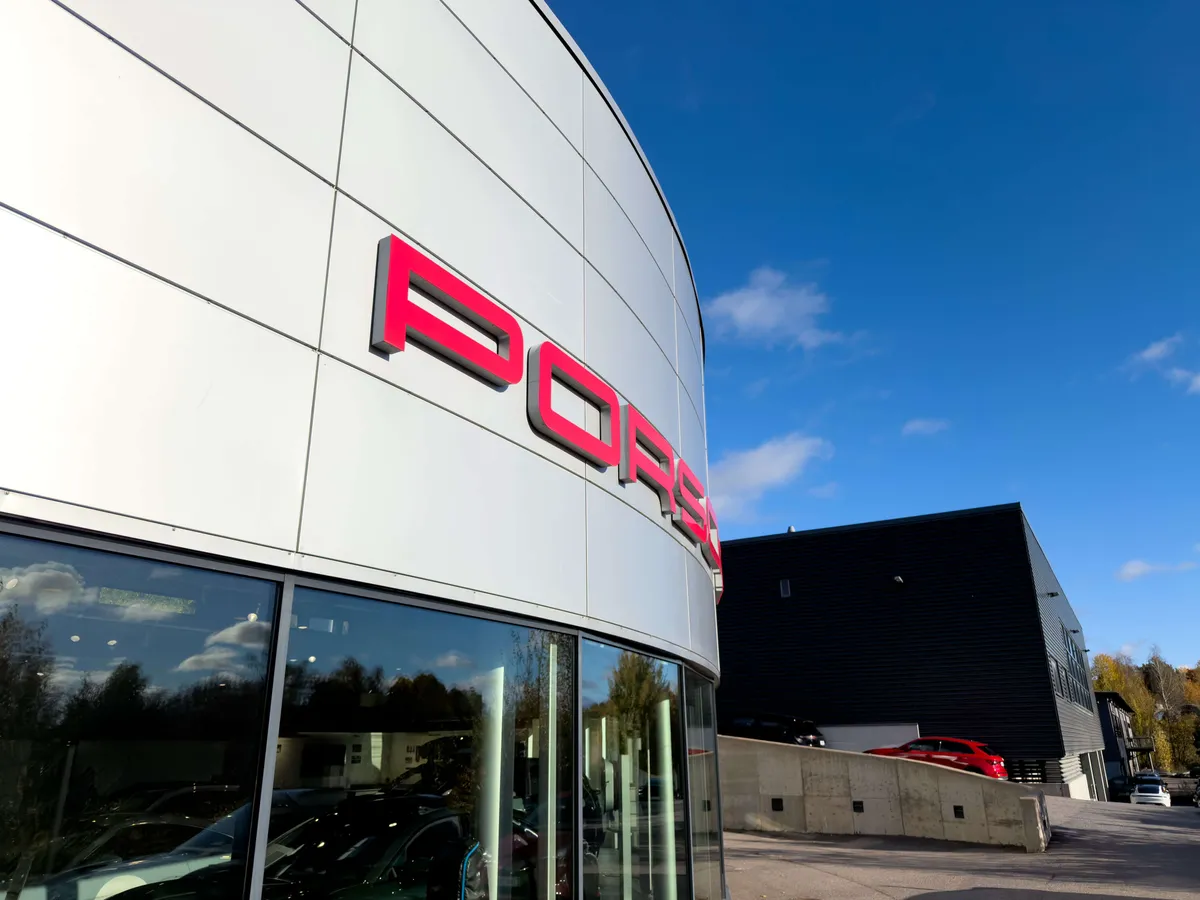 Porsche mullistaa myyntimallinsa Suomessa: Rekrytoi lisää henkilökuntaa ja tekee ratkaisun, jota maailmalla vältetään