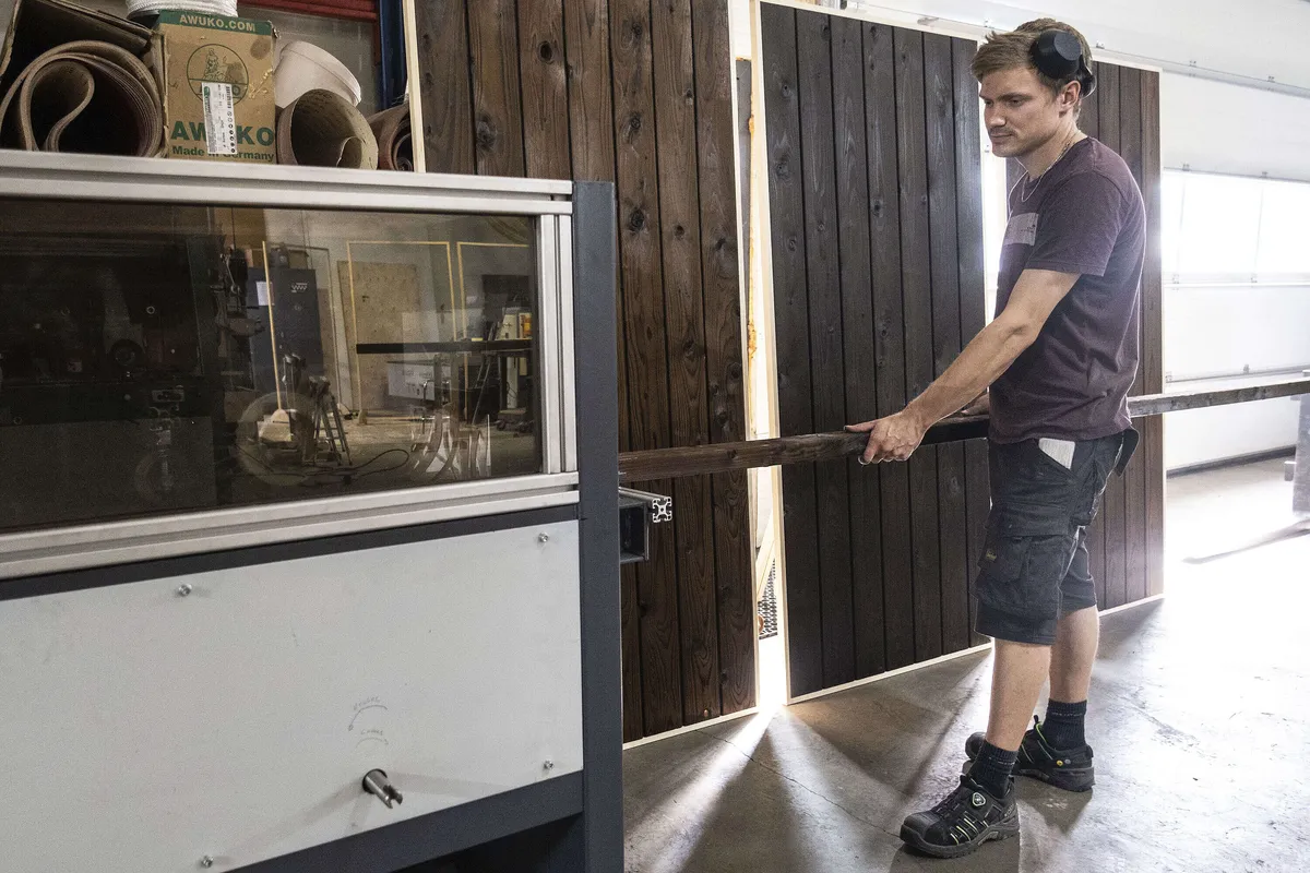 Uusi suomalainen tekniikka jalostaa jätepuun ekologiseksi rakennusmateriaaliksi – Idea jo vuosisatoja vanha