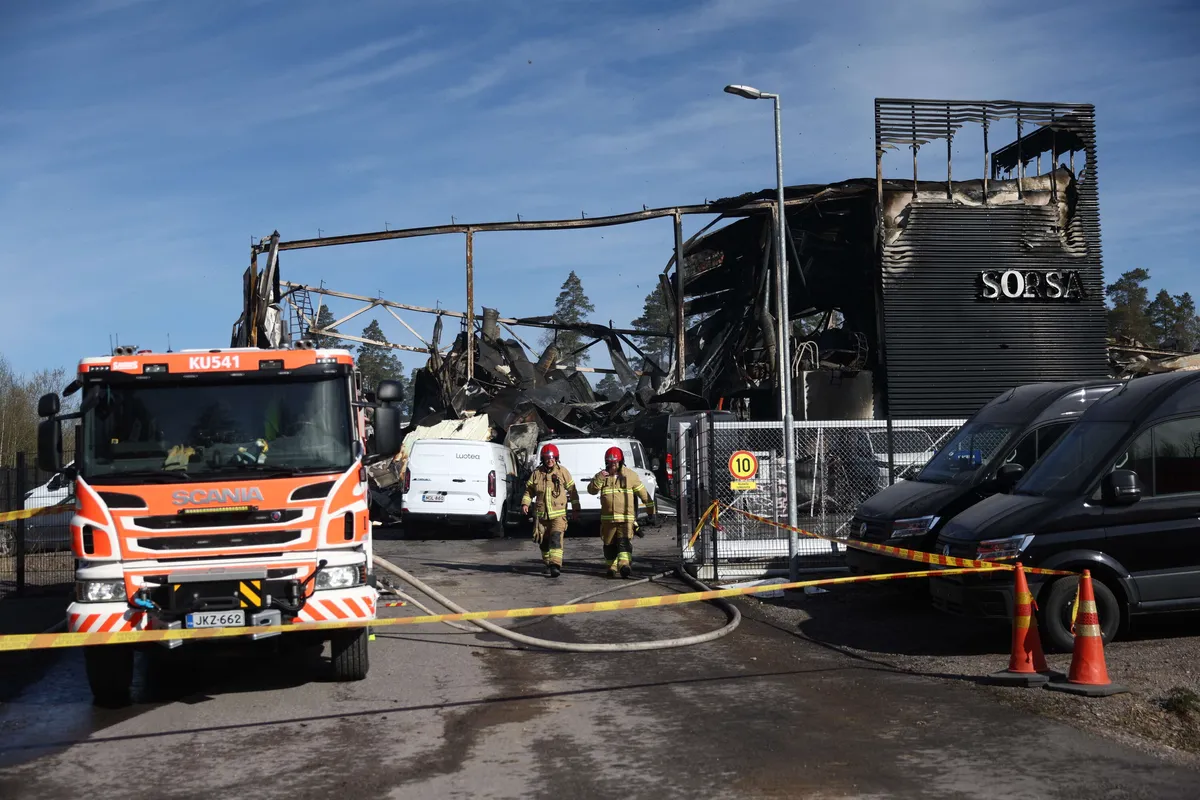 Kymmeniä yritysajoneuvoja tuhoutui Vantaan suurpalossa – Volkswagen ja Mercedes vahvistavat tuhot