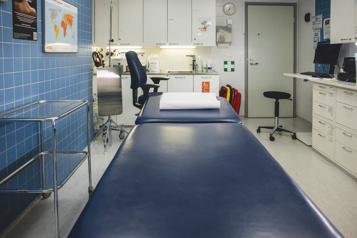 Lääkärilaskuista säästetään nyt joka puolella, mikä rasittaa Helsingin pörssin terveysjättejä