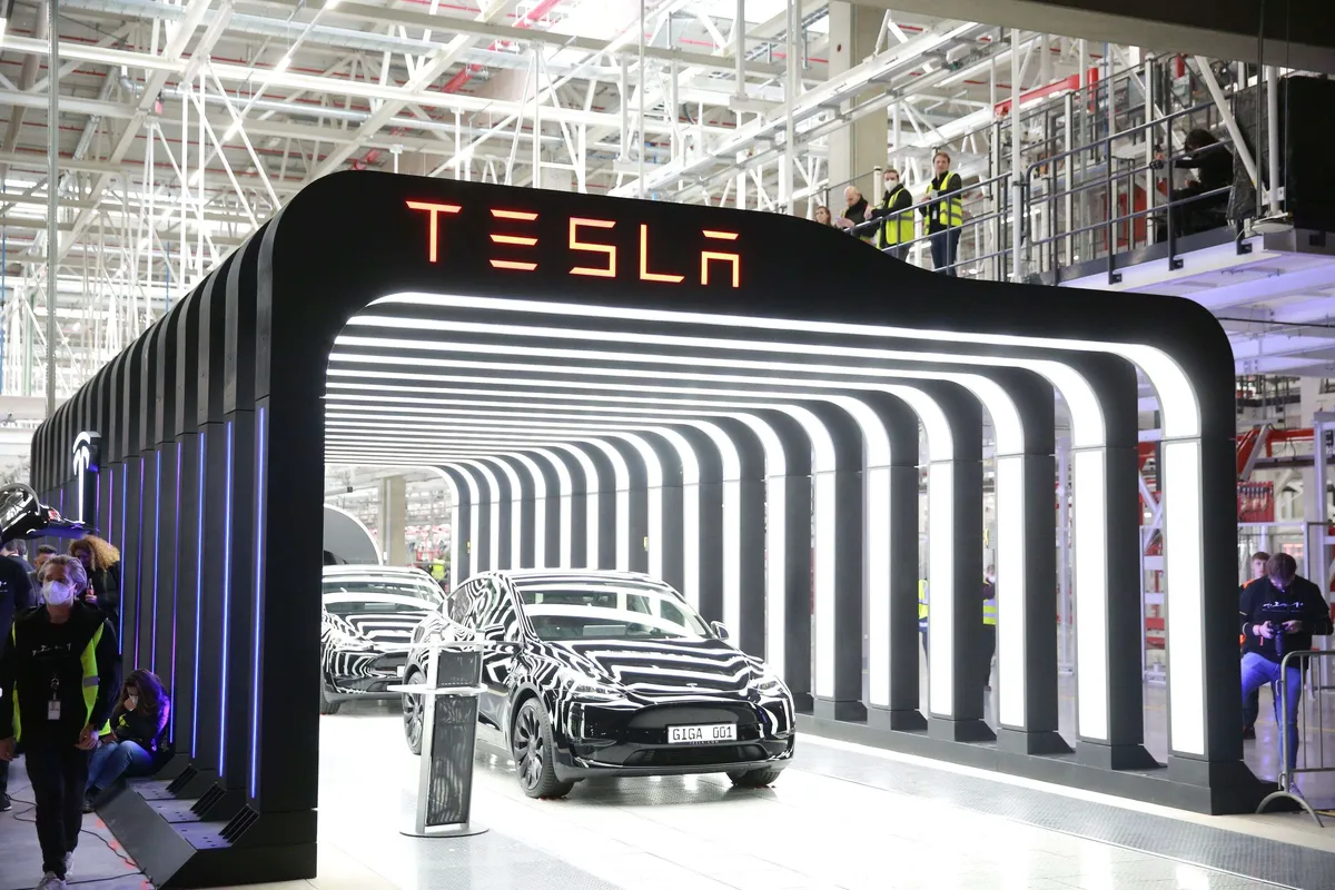 Kahdeksan auton ketjukolari: Tesla vaihtoi vaarallisesti kaistaa ja pudotti  nopeutensa kolmeenkymppiin | Uusi Suomi