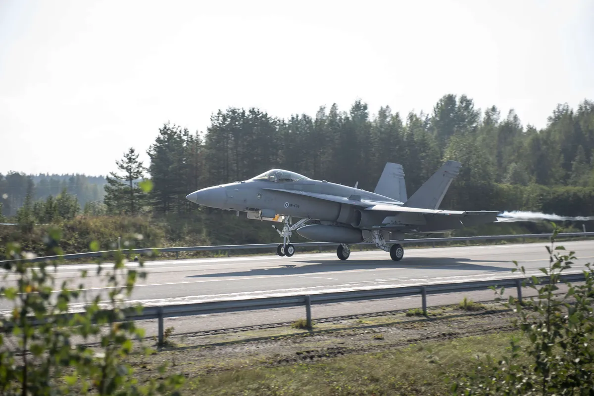 Suomen Hornet-hävittäjien käyttöikää voisi jatkaa murto-osalla uusien  hävittäjien hankintahinnasta – Tästä syystä näin ei tehdä | Uusi Suomi