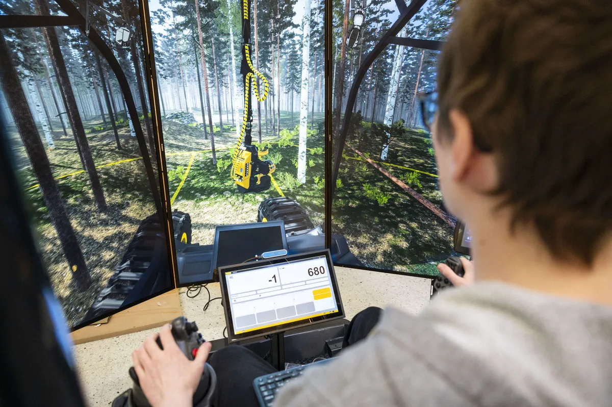 Suomalaiset kävelevän metsäkoneen kehittäjät palkittiin uraauurtavista  simulaattoreista – Tausta Rauma-Repolassa | Tekniikka&Talous