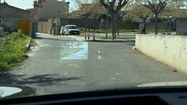 Oletko koskaan nähnyt vastaavaa? Livekuvaa auton heijastusnäytössä