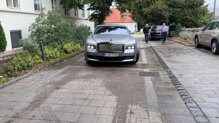 Koeajossa yksi maailman ylivertaisimmista autoista – V12 valuttaa sulaa hunajaa korviin