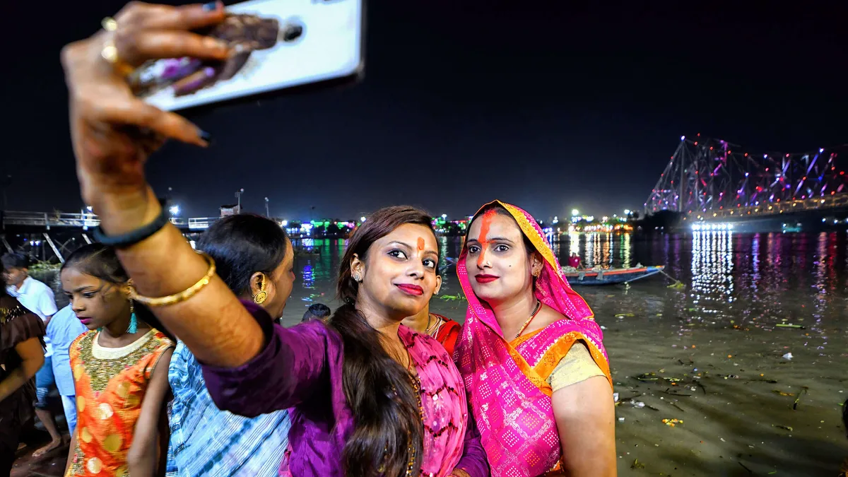 Nelipäiväisen Chhath Puja -festivaalin osallistujat ottivat selfieitä marraskuussa Intian Kalkutassa. Hindujen auringolle ja kiitollisuudelle omistettu suurtapahtuma kuormitti myös mobiiliverkkoa. Nokian 5g-asiakkaisiin kuuluva Bharti Airtel -operaattori käynnisti 5g-palvelut Kalkutassa tämän vuoden maaliskuussa.