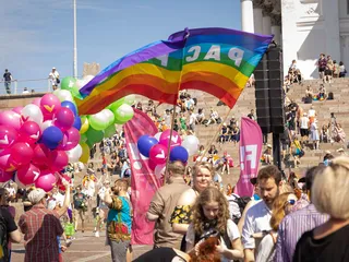 Puolueet ovat tyypillisesti olleet mukana Pride-tapahtumassa. Kuvassa Vasemmistoliiton edustajia vuoden 2022 Pride-tapahtumasta.