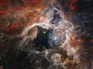 Kultakalan tähdistön suunnalla sijaitseva suuri ja kirkas emissiosumu on osa Suurta Magellanin pilveä.
