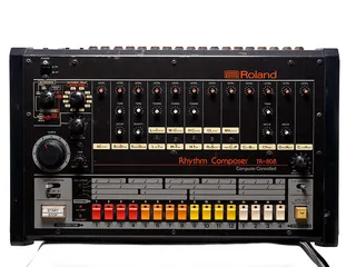Monet musiikin mullistuksista ovat saaneet alkunsa tekniikasta. Rolandin TR-808 on tästä hyvä esimerkki.