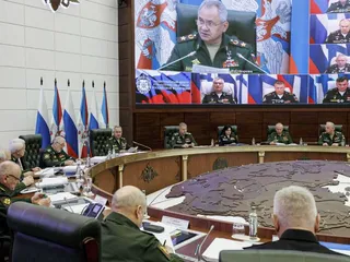 Komentaja Sokolov esiintyi tiistaina julkaisulla kokousvideolla. Kuvassa Sokolov näkyy ruudulla suoraan puolustusministeri Šoigun alla.