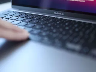 Vuoden 2018 ja sitä uudemmissa MacBookeissa on tehokas tietoturvaominaisuus nimeltä aktivointilukitus.