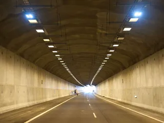Kevyellä liikenteellä ei ole mitään asiaa moottoriteiden ja maanteiden tunneleihin.