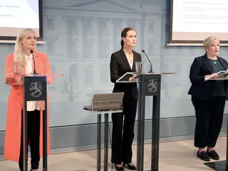 Valtiovarainministeri Annika Saarikko (kuvassa oikealla) sanoi hallituksen tiedotustilaisuudessa, että sähkövähennykseen tulee tietty omavastuuosuus ja tietty yläraja.
