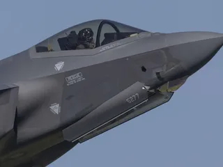 Tämä Yhdysvaltain ilmavoimien F-35A näytti nokkaansa Air Defender 2023 -ilmasotaharjoituksessa Spangdahlemin lentotukikohdassa Saksassa 14. kesäkuuta.