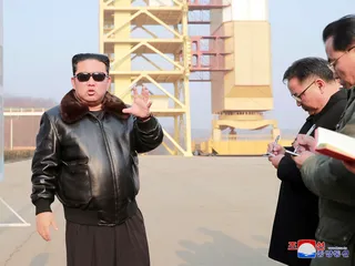 Kim Jong-un rakettien laukaisupaikalla Tongchang-rissa.