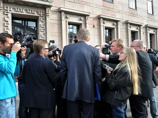 Silloinen pääministeri Matti Vanhanen toimittajien ympäröimänä vaaliraha- ja lautakasakohun seurauksena.