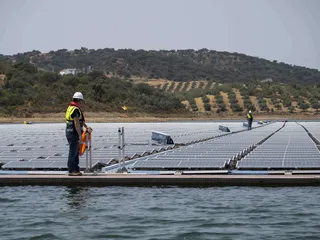 Portugalissa kelluu yhteensä 12 000 aurinkopaneelia Alquevan vesivoimalan padon muodostamassa tekojärvessä.