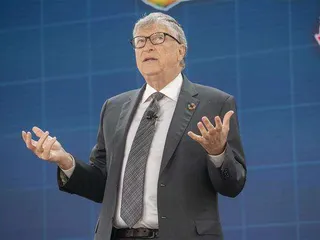 Bill Gates on vetäytynyt Microsoftin toimitusjohtajan paikalta yhtiön neuvonantajaksi ja toimii enemmän hyväntekeväisyysprojekteissa säätiönsä kautta.