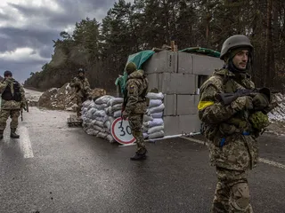 Ukrainalaiset sotilaat valvovat tarkastuspistettä Kiovan itäisellä etulinjalla.