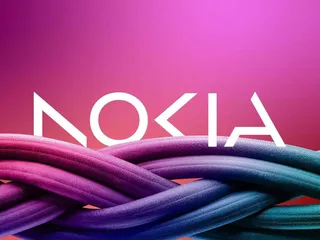 Nokian uusi logo on entistä minimalistisempi, mutta ainakin suomalainen osaa lukea tekstin oikein. Peruslogo on yhä sinivalkoinen, mutta logoa voidaan käyttää eri väreissä tilanteen mukaan. Myös yhtiön verkkosivustolta löytyy useita variaatioita.
