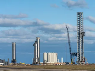 SpaceX:n Starship-yhdistelmäraketti kuvattuna Teksasin Boca Chicassa 3. tammikuuta 2022.