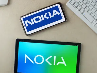 Kuvassa Nokian perinteikäs logo sekä uudistettu versio.