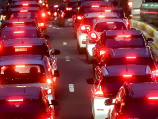Sähköautot poistavat paikalliset päästöt, mutta nykyinen laskenta ei huomioi autojen kokonaispäästöjä.