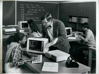 Tietokone voi toimia koulutusvälineenä luokassa ja kotona. Kuva on vuodelta 1981.