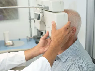 Husissa lääkärin työparina toimivat optikot osallistuvat potilaan esitutkimuskäyntien tekemiseen. Kuvituskuva