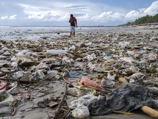 Aallot toivat jätettä rantaan uimarannalle Balilla huhtikuussa 2023.