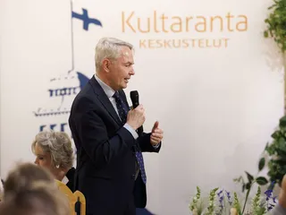 Pekka Haaviston kampanja tavoittelee vähintään puolen miljoonan budjettia. Kuva viime kesäkuulta Kultaranta-keskustelut -tapahtumasta.