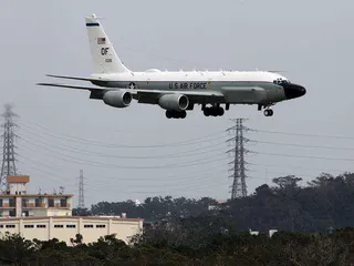 Yhdysvaltalainen RC-135V/W Rivet Joint laskussa Kadenan lentotukikohtaan Okinawalla vuonna 2013.