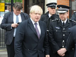 Poliisipäällikkö Simon Byrne (oikealla) erosi virheen vuoksi tehtävistään.
