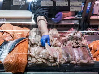 Inflaation edessä kuluttajat ovat joutuneet nipistämään melkein kaikesta elintarvikkeiden kulutuksesta. Hintojen noususta huolimatta kala on niitä harvoja luokkia, joiden myynnin arvo laski.