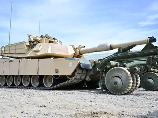 Yhdysvaltain maavoimien M1A1 Abrams -taistelupanssarivaunu, jonka edessä miinanraivauslaitteisto, ukrainalaisjoukkojen koulutuskeskuksena toimivassa Baijerin Grafenwöhrissä heinäkuussa 2023.