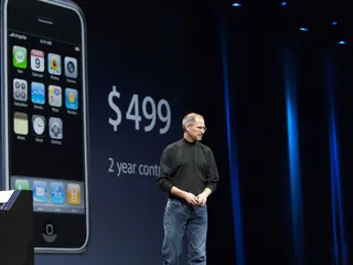 Steve Jobs esitteli iPhonen vuonna 2007. Heti 15 vuotta myöhemmin yksi sellainen myytiin huutokaupassa hurjalla hinnalla.