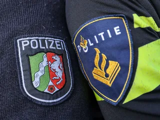 Alankomaiden ja Saksan poliisin lisäksi operaatioon osallistui muun muassa EU:n poliisijärjestö Europol. Kuvassa Saksan ja Alankomaiden poliisien hihamerkit.