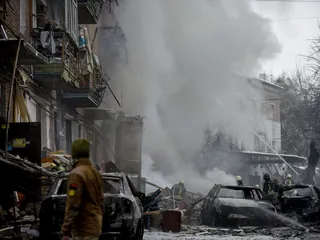 Palomiehet töissä Kiovan lähellä Venäjän ohjusiskussa vaurioituneessa asuinrakennuksessa 23. marraskuuta.