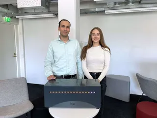 Rami Alisawi (vas.) ja Elisa Blaku esittelevät Grid Battery -akkua.