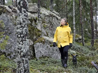Elisa Lähdesmäki omistaa 3 000 hehtaaria metsää. Labradorinnoutajan pentu Logi on mukana hänen metsätilallaan Kouvolassa.