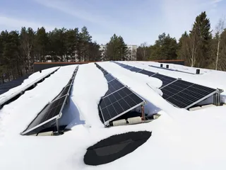 Aurinkopaneelit ovat oiva lisä sähköntuotantoon, mutta gryndaajat eivät halua maksaa niitä uudisrakennuksiin.